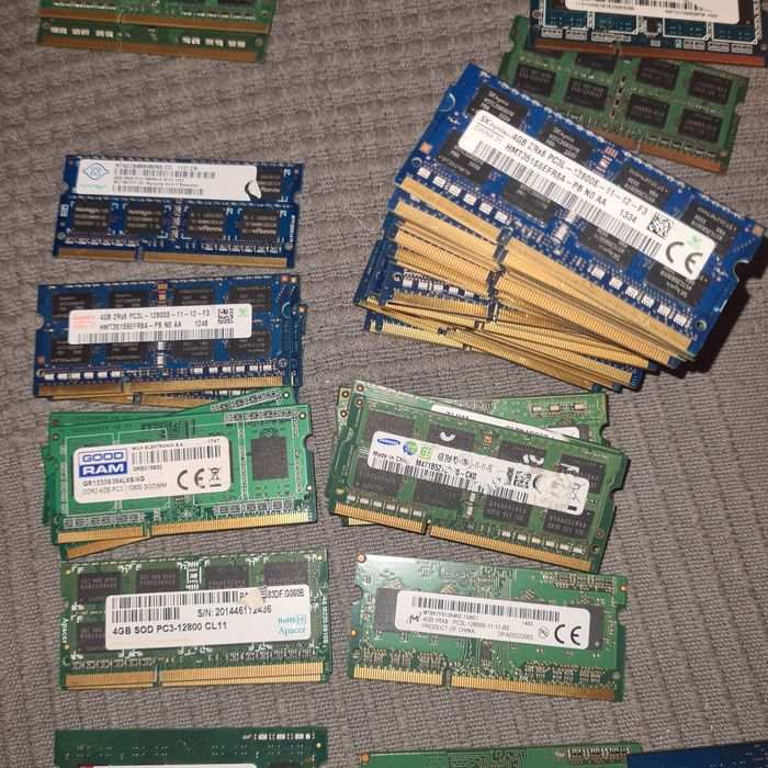 Kości pamięci DDR 4, 2 x 8 GB.