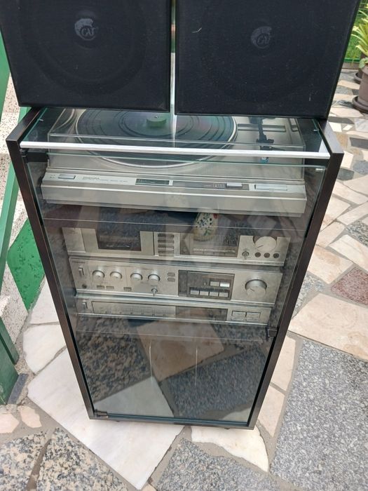 Aparelhagem marca TOSHIBA com 4 aparelhos,vide,cassete,gira discos,rádio,e microfóne