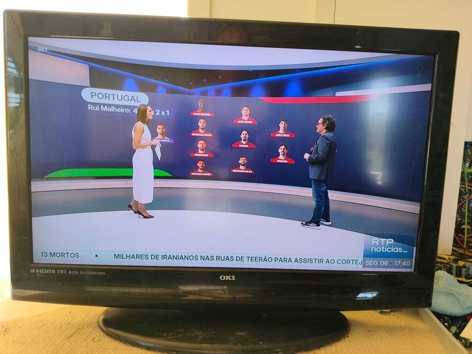 Televisor LCD OKI de 32 polegadas a funcionar perfeitamente