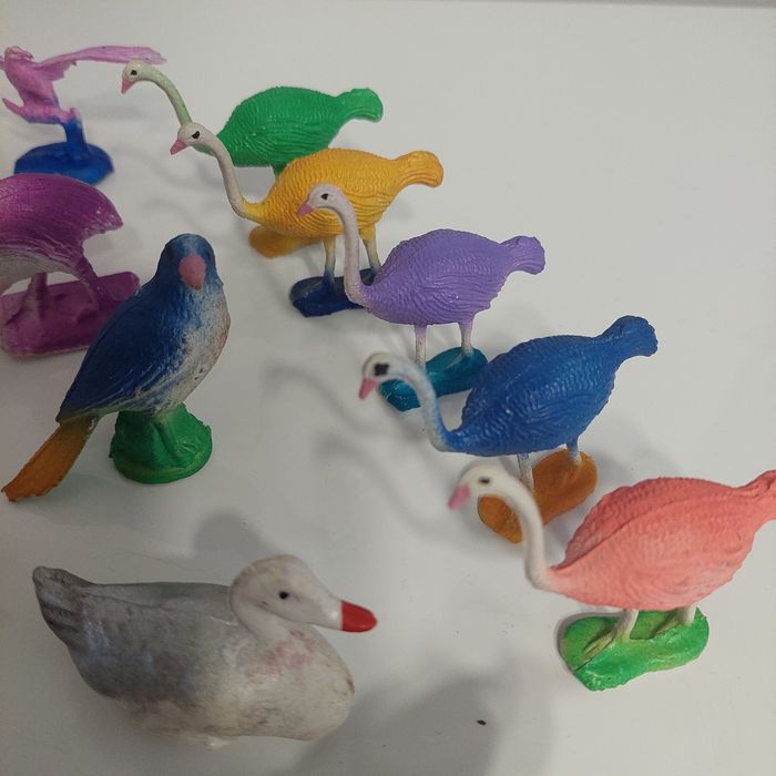 Figurki egzotyczne ptaki.