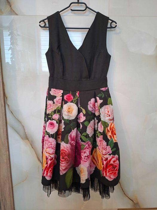 Sukienka czarna tiulowa w kwiaty r.36