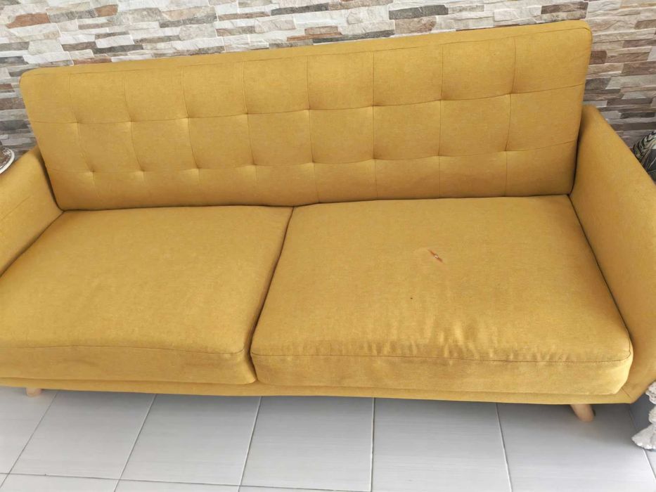 Sofá Amarelo com pés em madeira