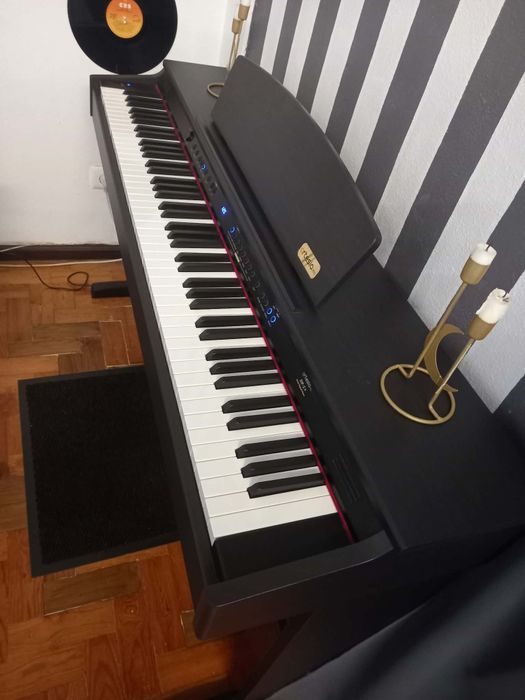 Piano digital com móvel