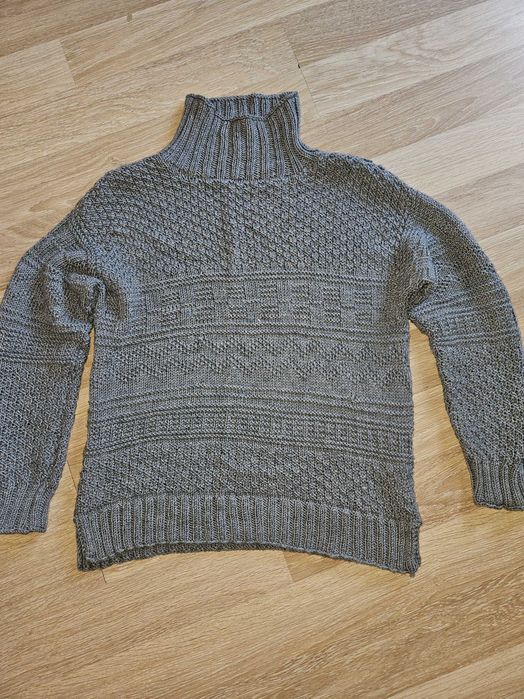 Sweter ręcznie robiony na drutach