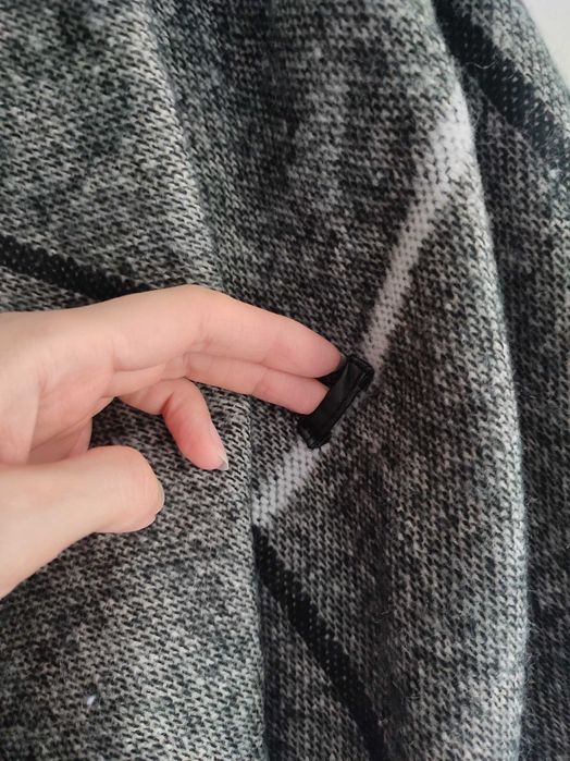 Szara narzutka poncho w kratę z paskiem