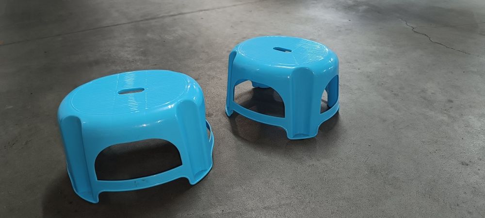 Mesa com arrumação para criança com 2 bancos