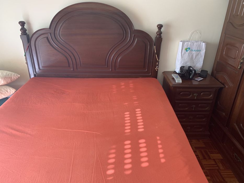 Cama de casal em mogno com roupeiro e mesinhas de cabeceira