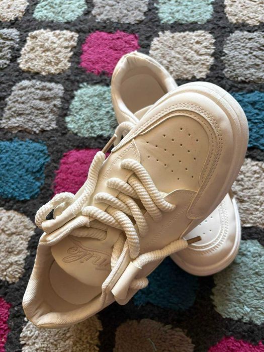 Buty sportowe z wiązaniem na sznurowadła