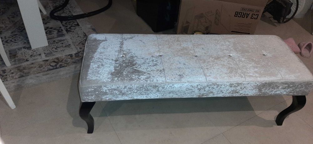 Banqueta linda como nova,cinza claro tecido acetinado, pés pretos, com 1,27cm