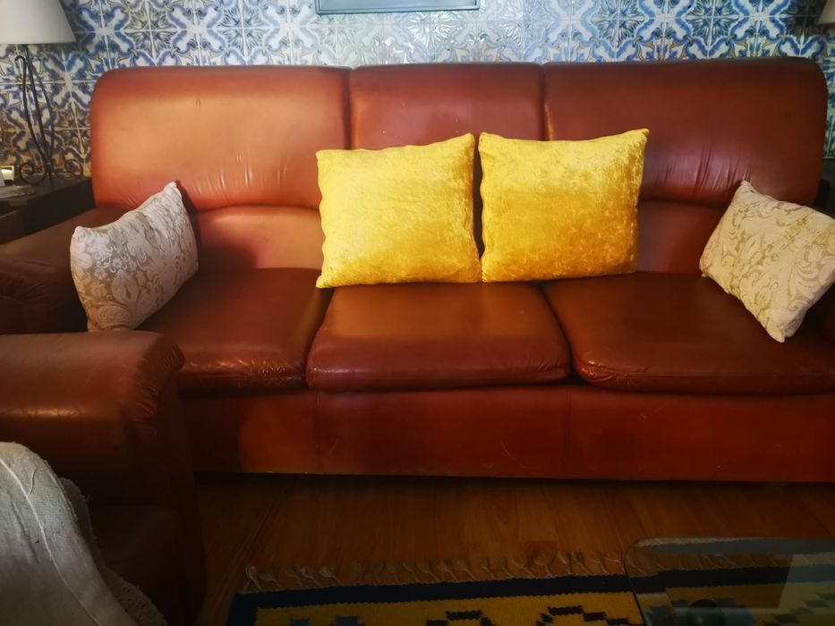 Sofa cama de couro- três lugares. Cama de casal.