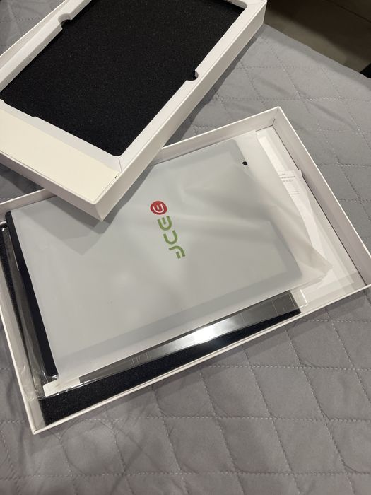 Планшет в гламурному пурпуровому кольорі