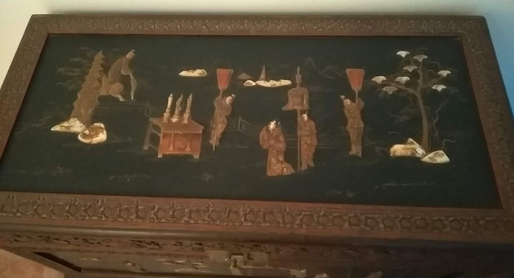 Mala de canfora trabalhada com figuras em madre perola