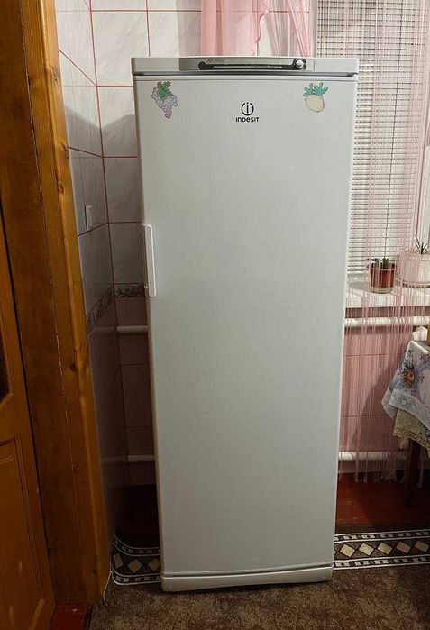 Морозильна камера Indesit SFR167NF.002
