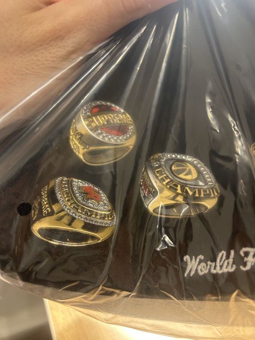 Boné Supreme x New Era Rings Box