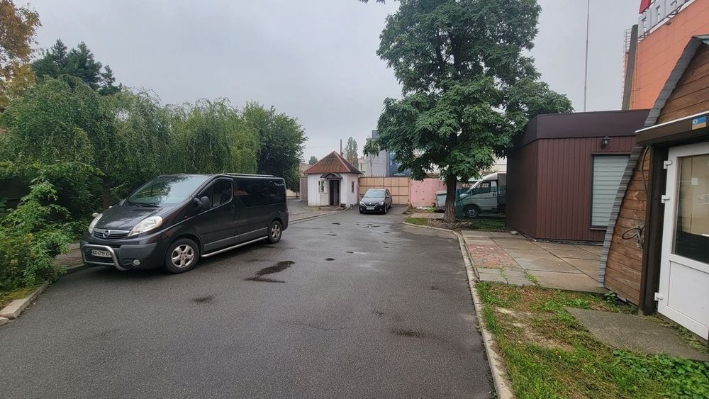 Продаж будівлі 940м2 біля метро Чернігівська, вул. Гніздовського