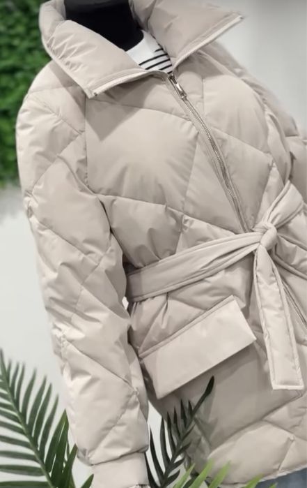Куртка жіноча в бежевому кольорі