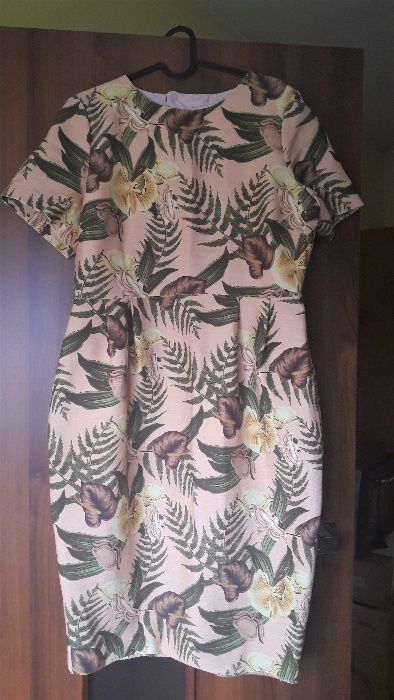 Elegancka sukienka w kwiaty - rozmiar 44