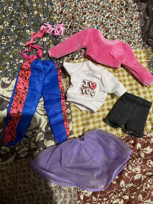 Лот одягу на барбі і братз