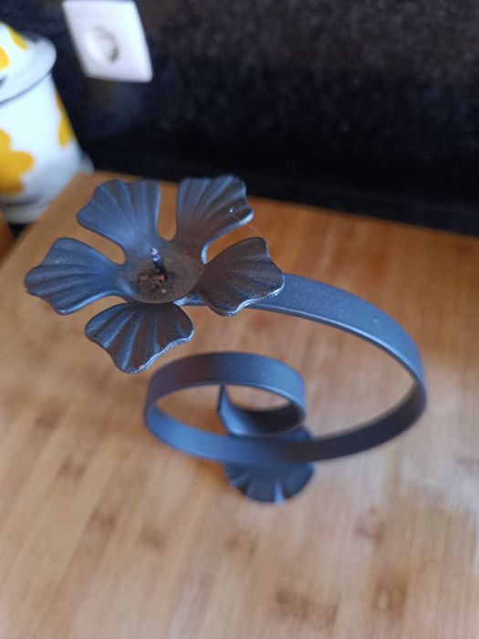 Castiçal de Ferro com formato de Flor