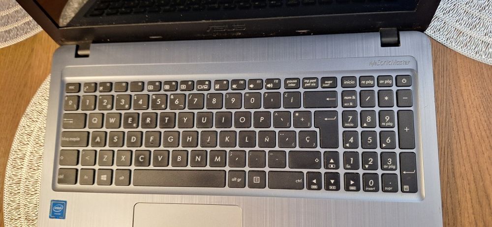 Laptop Asus Intel/4GB RAM/500 GB/WIN 10