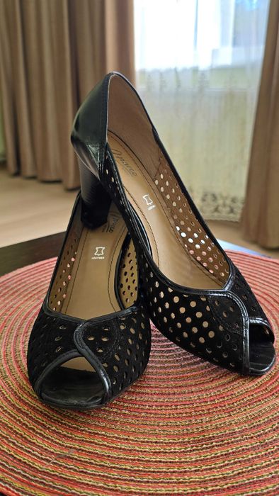 Чорні туфлі  з відкритим передом 40 р.Польща