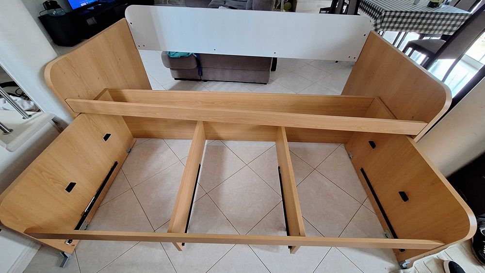 Cama dupla com arrumação