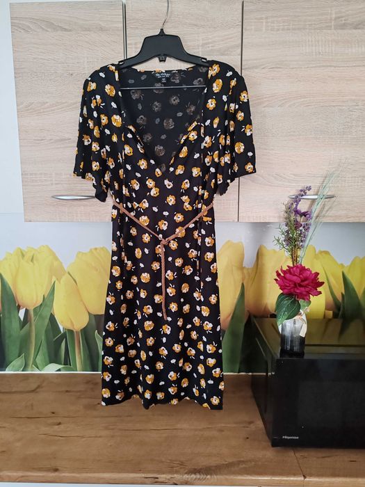 Śliczna sukienka Miss Selfridge rozmiar 44 wiskoza/elastan kwiaty
