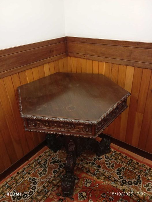 Mesa em madeira trabalhada