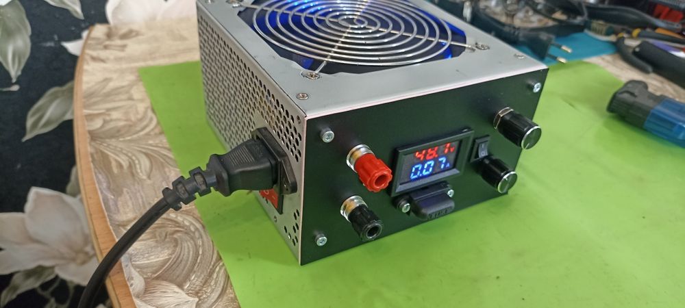 Лабораторный блок питания и зарядное  для аккумуляторов 50В-38В/10.5А