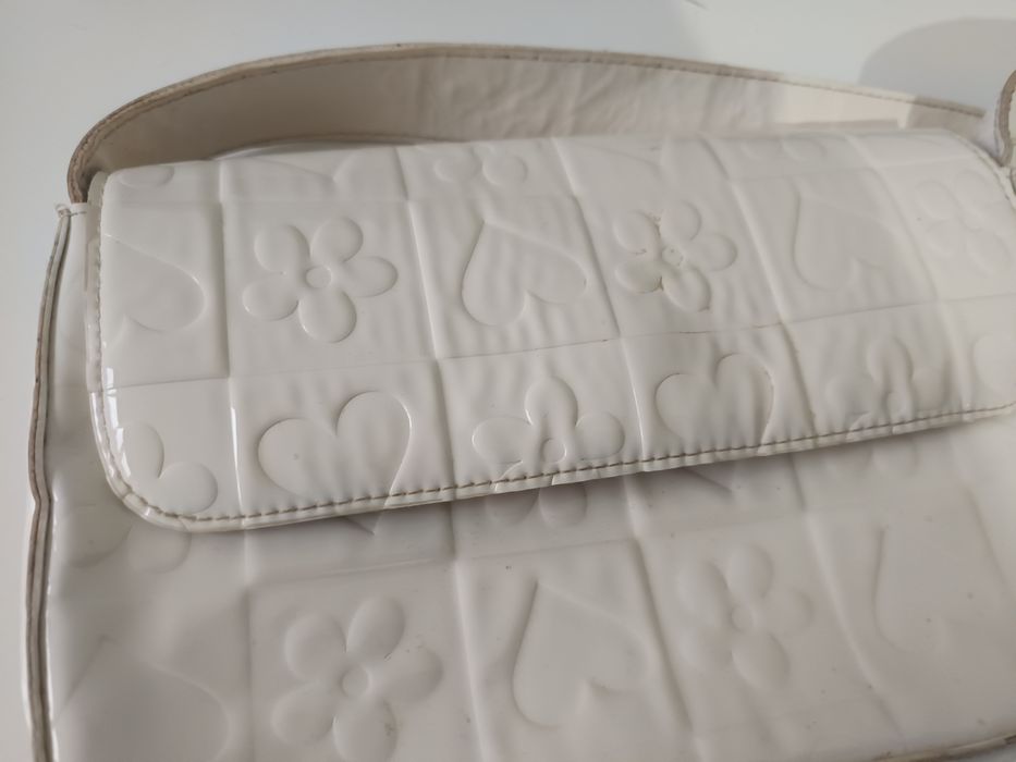 Mala branca com bons detalhes