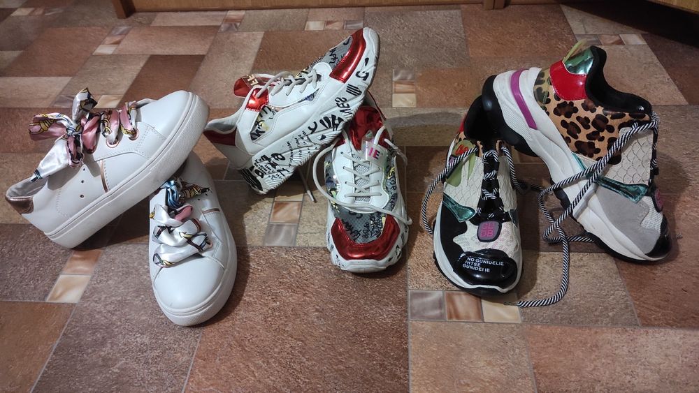 Кросовки, чоботи жіночі.