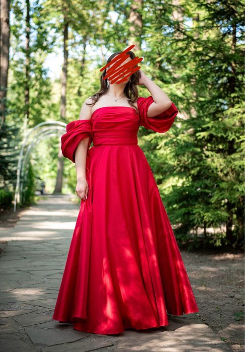 Червона випускна сукня