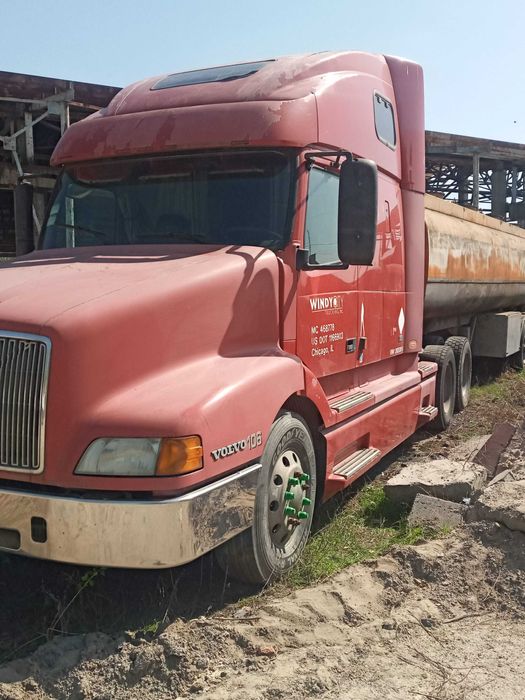 Сцепка  Volvo VNL660 и полуприцеп цистарна