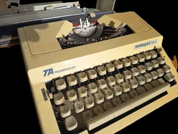 Máquina de escrever manual Triumph-Adler Contessa