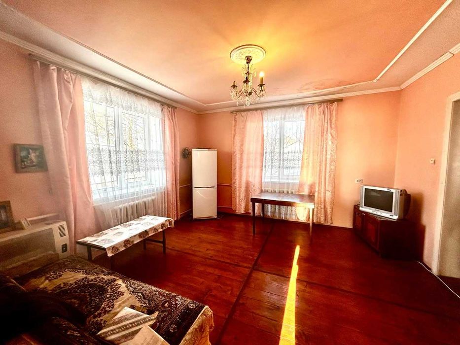 Продається будинок у селі Кінашів з  земельною ділянкою