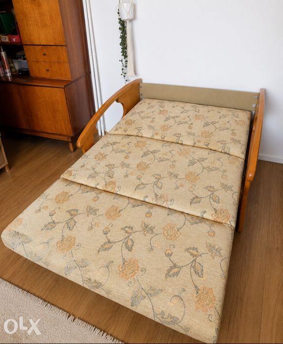 Sofa dwuosobowa rozkładana  / Kanapa na drewnianych ramiach z dużym pojemnikiem