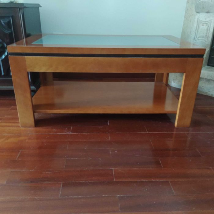 Vendo mesa de centro em madeira com vidro