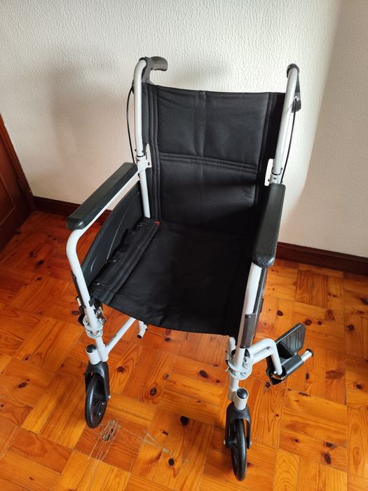 Cadeira de rodas com travão de cuidador