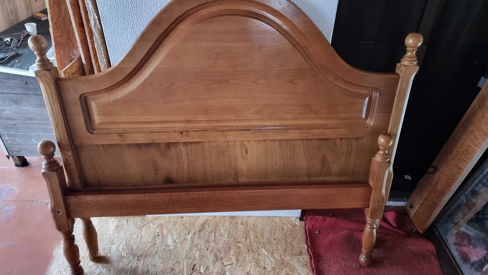 Cama em Madeira com Estrado – 140×180 cm – 50€