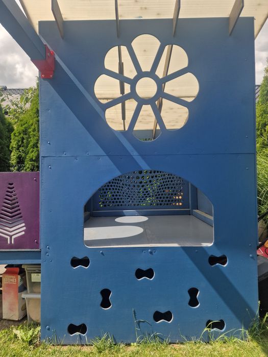 Plac zabaw, domek dla dzieci, huśtawki