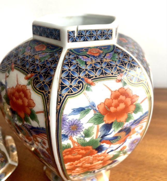 Pote japonês em porcelana