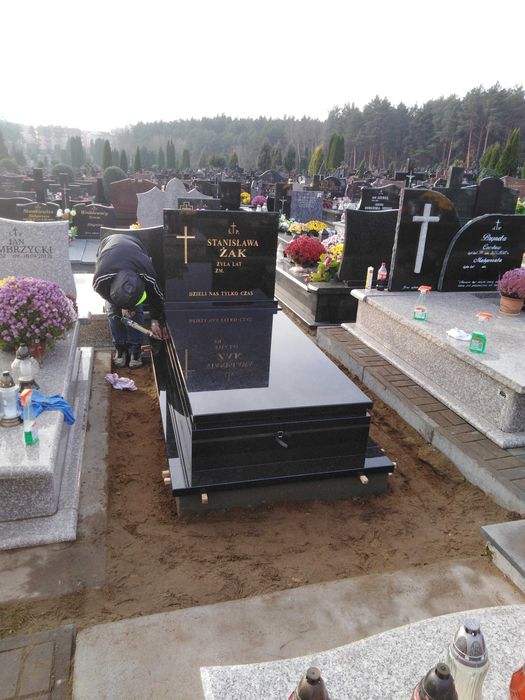 Nagrobki, pomniki Białystok, podlaskie Kamieniarstwo Strzegom. Solidn