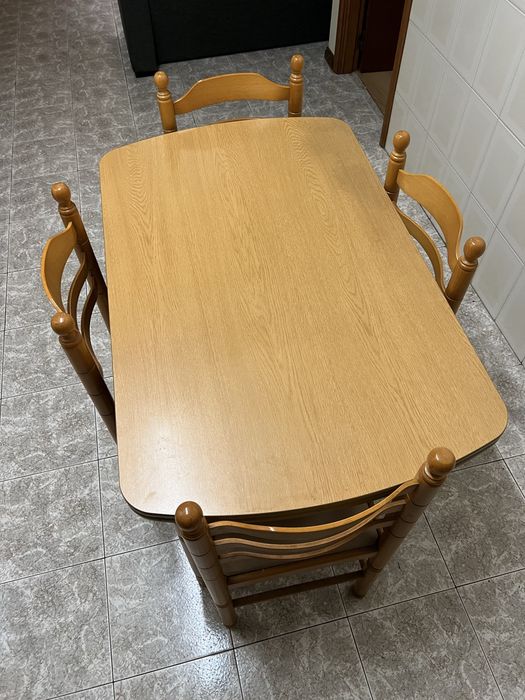 Mesa em madeira em ótimo estado