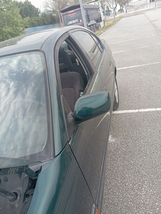 Toyota Avensis verde