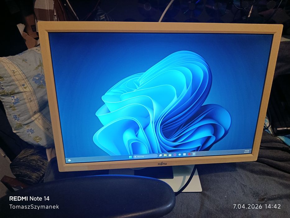 Monitor Fujitsu B22W-5 ECO | 22 cale | Regulacja wysokości | Kable |
