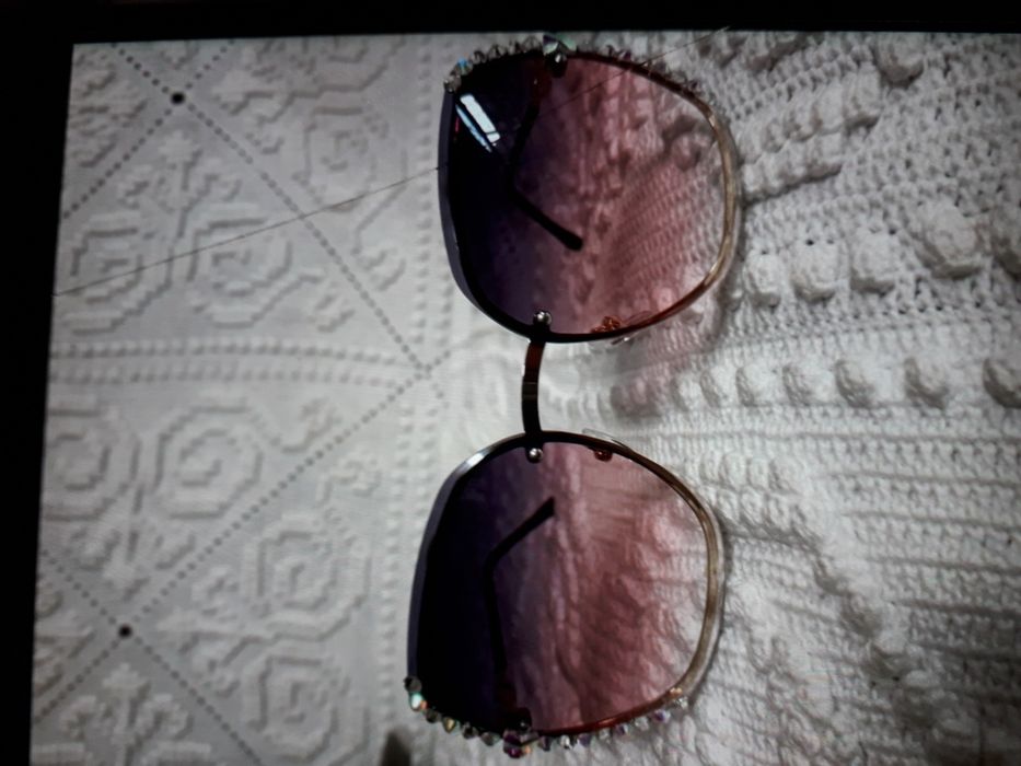 Óculos de sol novos em caixa