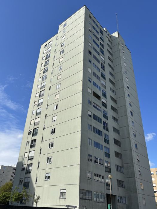 T2 Prelada com excelente localizaçao, estacionamento e ensolarado. Zona residencial calma, com jardins e parque infantil. Excelentes acessos.