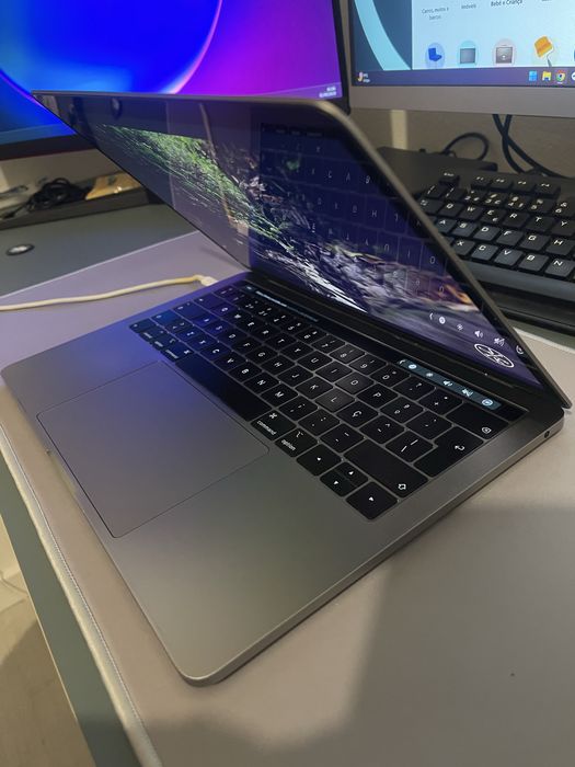 MacBook Pro 2019 - Touch Bar | i5 | 8GB RAM | 256GB SSD