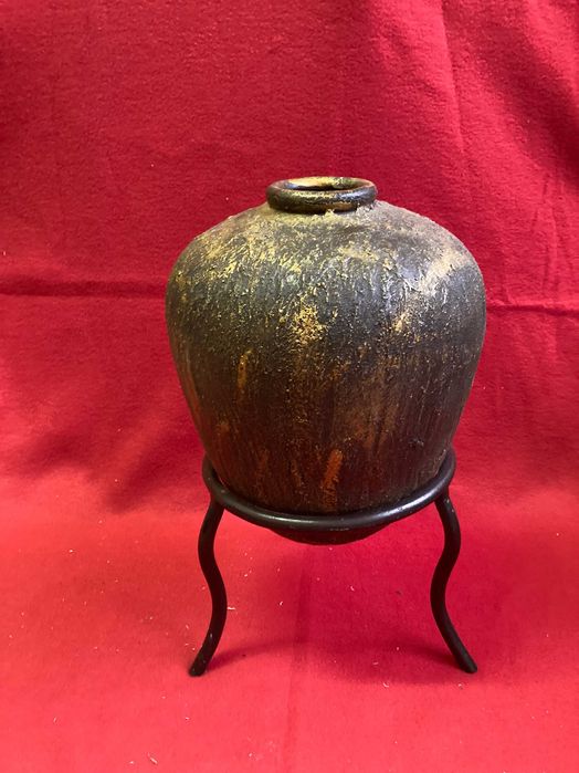 Pote tipo, ânfora com tripe.