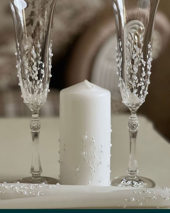 Свадебные бокалы и свечи .